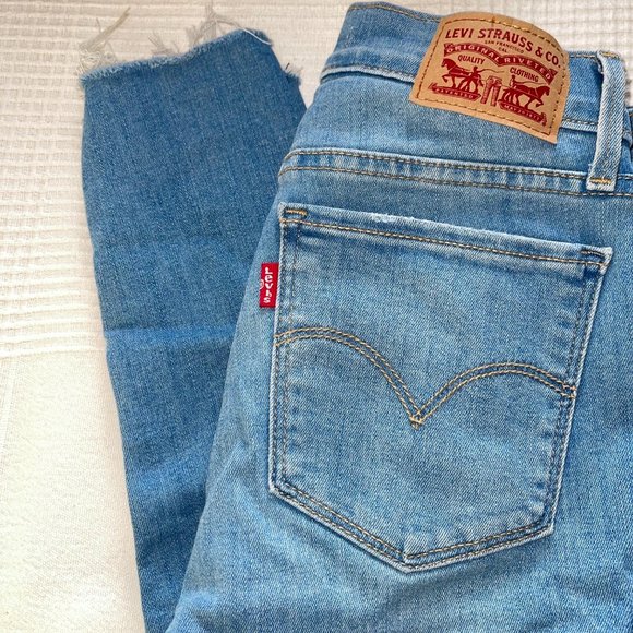 Levi's Skinny Jeans • mid-rise • 710 • distressed - Picture 5 of 11